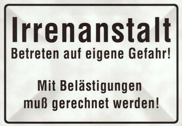 Geburtstagskarte - "Willkommen in der Irrenanstalt" Lustige Postkarte mit Witzigem Spruch, Schwarz - Weiß Humor Dekoration, Spaßiges Geschenk mit Sarkasmus Warnung, Ideal für Büro & Zimmer Türschild