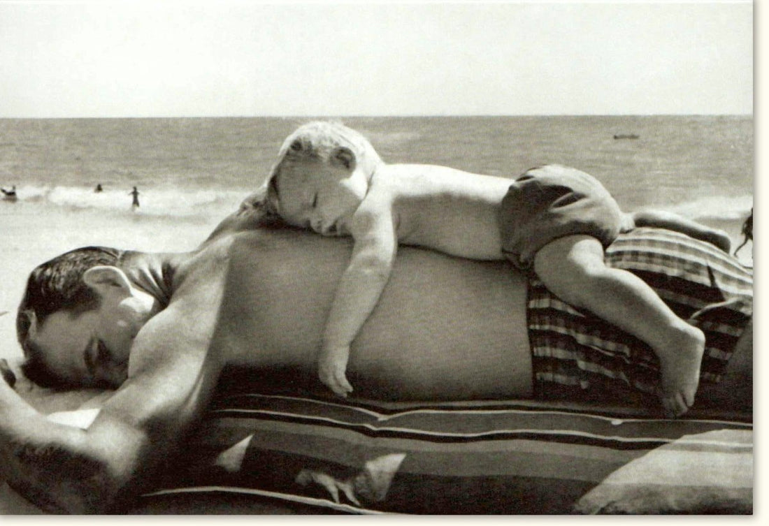 Geburtstagskarte/Doppelkarte "Daydreaming am Strand" - Entspannung pur, Schwarz - Weiß - Fotografie, Vintage Nostalgie, Mann & Katze Sonnenbaden, Relax Meer Ruhe, Retro Blankokarte zum Träumen & Erholen