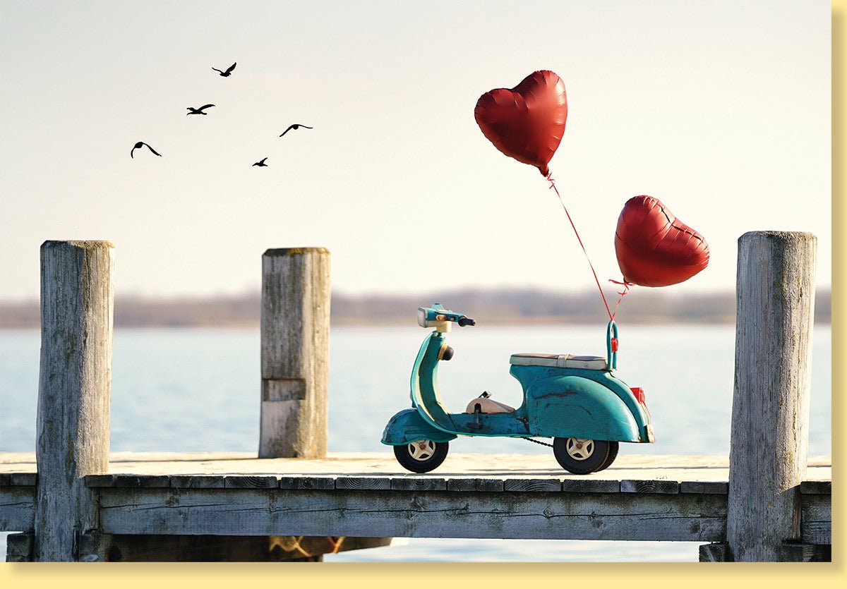 Hochzeits - Doppelkarte "Liebe im Fahrtwind" - Glückwunschkarte mit Motorroller, Herzballons & Steg - Motiv, Romantische Karte für Paare zur Heirat, Verlobung, Jahrestag oder Valentinstag, Meer - Blau & Liebe - Rot Design, Ideal als Geschenk für das Brautpaar