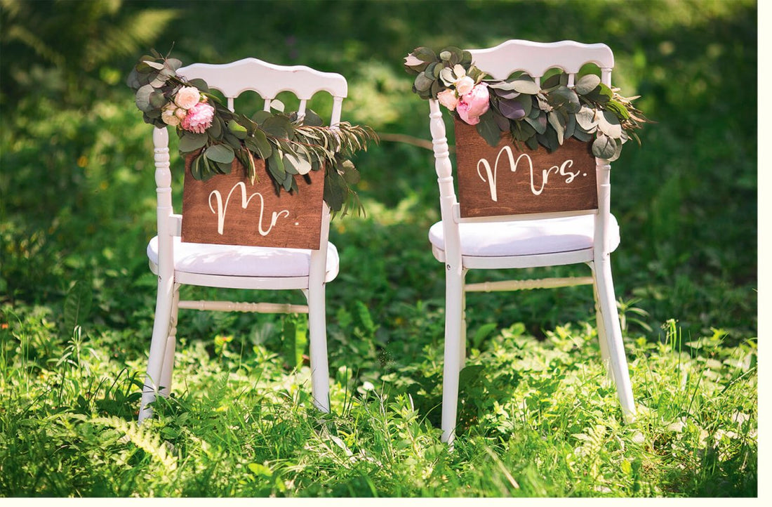 Hochzeits - Glückwunschkarte Doppelkarte mit Stühlen Mr & Mrs – Rustikale Brautpaar Sitzordnung, Vintage Romantik & Blumenschmuck für Liebevolle Ehefeiern