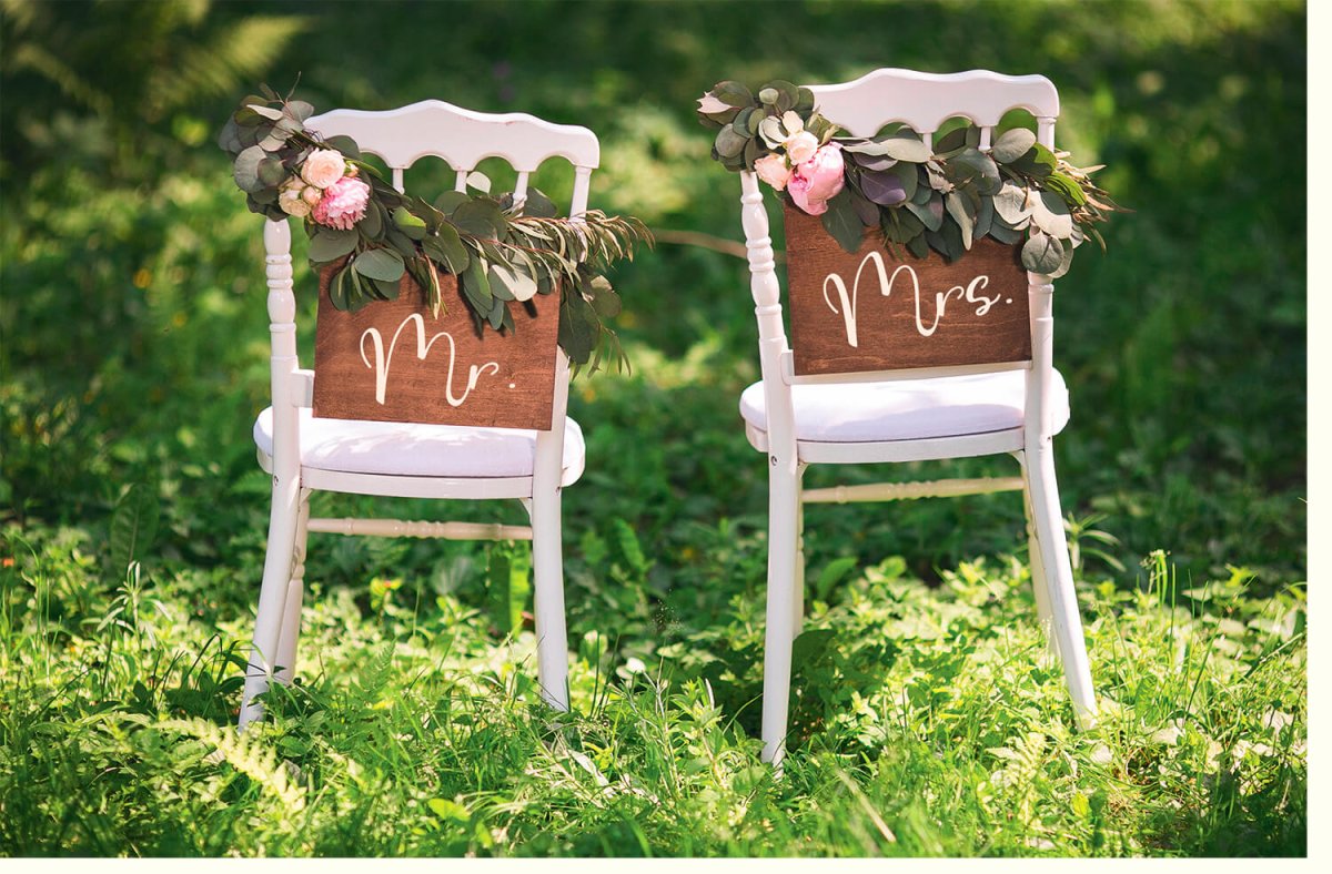 Hochzeits - Glückwunschkarte Doppelkarte mit Stühlen Mr & Mrs – Rustikale Brautpaar Sitzordnung, Vintage Romantik & Blumenschmuck für Liebevolle Ehefeiern