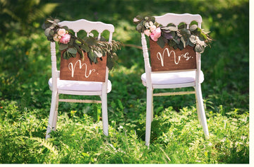 Hochzeits - Glückwunschkarte Doppelkarte mit Stühlen Mr & Mrs – Rustikale Brautpaar Sitzordnung, Vintage Romantik & Blumenschmuck für Liebevolle Ehefeiern