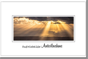 Kondolenzkarte Beileidskarte Trauerkarte mit Sonnenstrahlen über dem Meer und Aufschrift aufrichtige Anteilnahme stilvolle Gestaltung für Trauerfälle mit Umschlag