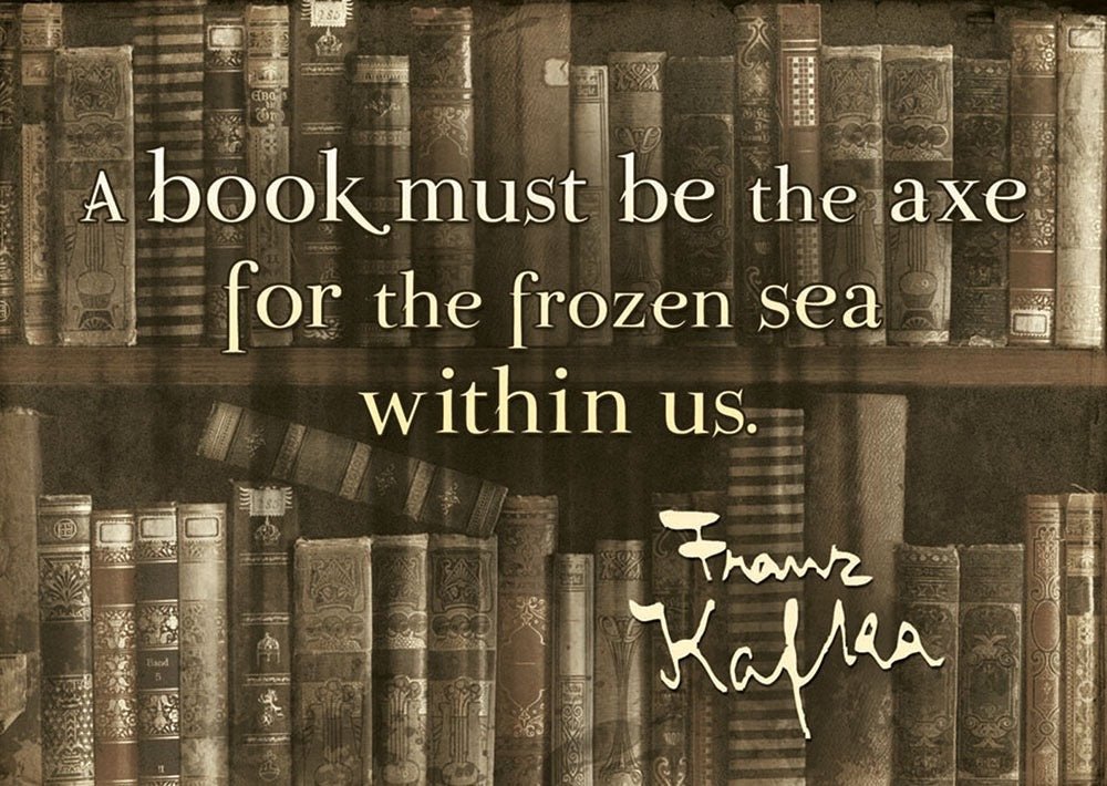 Literatur - Inspiration: Vintage Bücherregal - Postkarte mit Franz Kafka Zitat, Kunstvolles Retro Design in Braun, Dekorative Schriftart