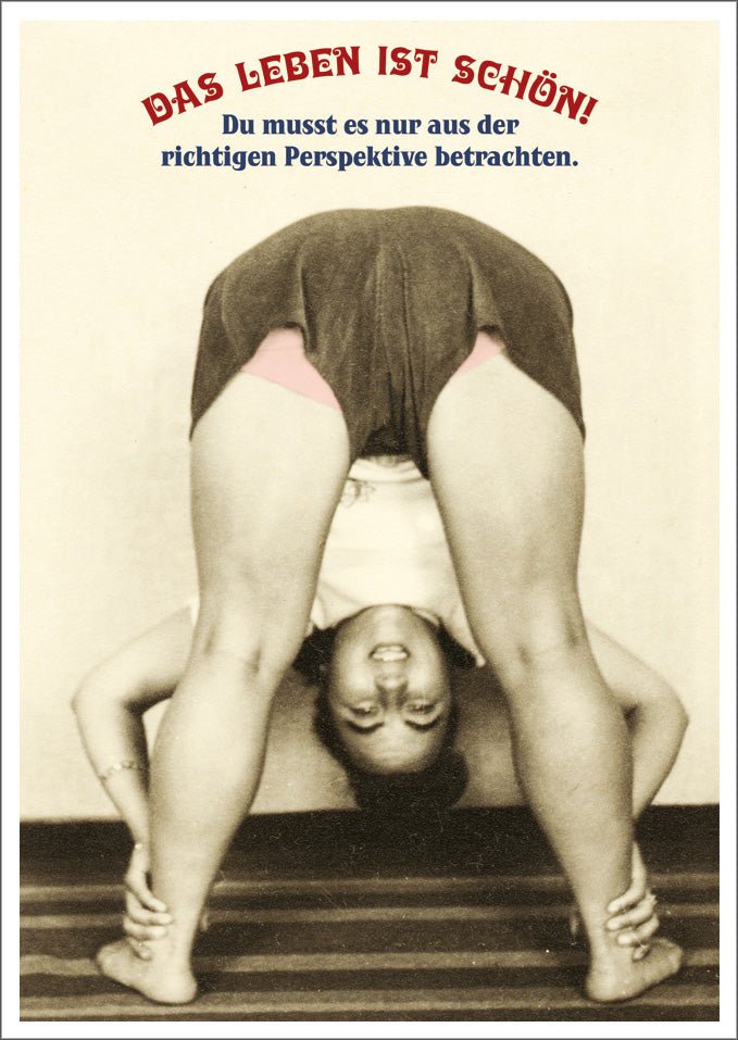 Lustige Retro Yoga Postkarte - Vintage Schwarz - Weiß Foto mit Humorvoller Perspektive, Motivation & Lebensfreude Text auf Deutsch