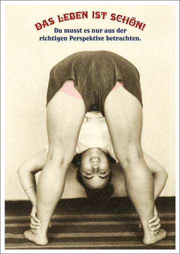 Lustige Retro Yoga Postkarte - Vintage Schwarz - Weiß Foto mit Humorvoller Perspektive, Motivation & Lebensfreude Text auf Deutsch