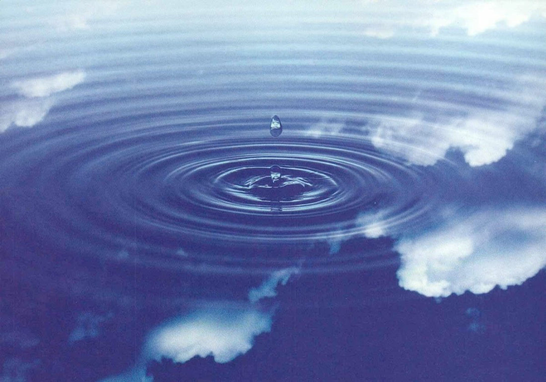 Meditative Ruhe & Natur Zen - Wassertropfen Reflexion Postkarte, Harmonie in Blau für Entspannung, Stille und spirituelle Balance