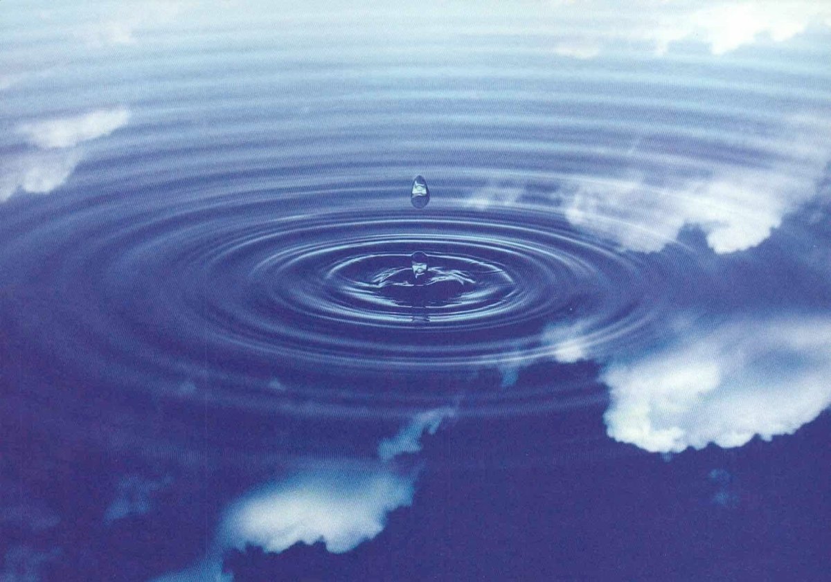 Meditative Ruhe & Natur Zen - Wassertropfen Reflexion Postkarte, Harmonie in Blau für Entspannung, Stille und spirituelle Balance