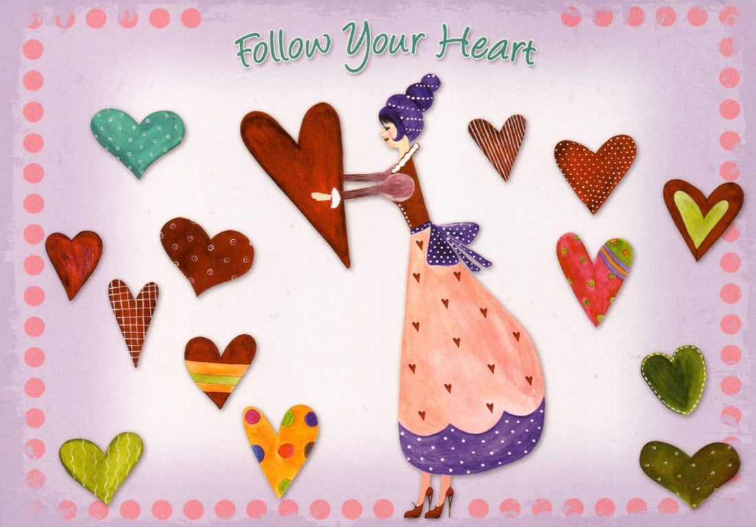 Motivations - Postkarte "Follow Your Heart" - Inspirierender Spruch mit Herzen, Liebe & Glück, Bunte Zeichnung einer Frau im Kleid, Kreatives Design, Positives Denken Geschenk mit Botschaft