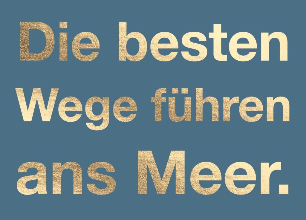 Motivations - Postkarte mit Spruch: "Wege ans Meer" – Reiseinspiration, Küstenzauber & Meerliebe, Goldene Typografie auf Blauem Hintergrund
