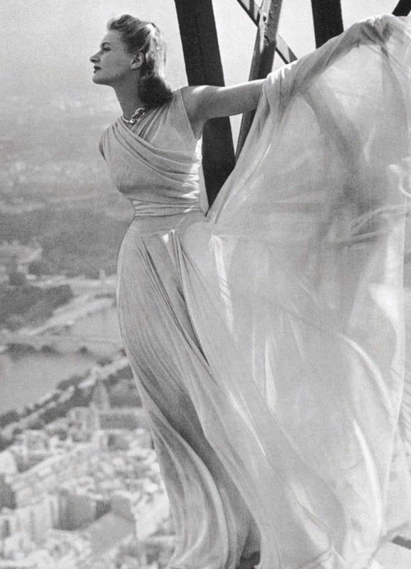 Paris Eiffelturm Aussicht - Vintage Retro Postkarte mit eleganter Frau in Schwarzweiß, Panorama - Fotografie