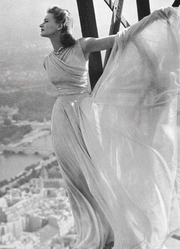 Paris Eiffelturm Aussicht - Vintage Retro Postkarte mit eleganter Frau in Schwarzweiß, Panorama - Fotografie