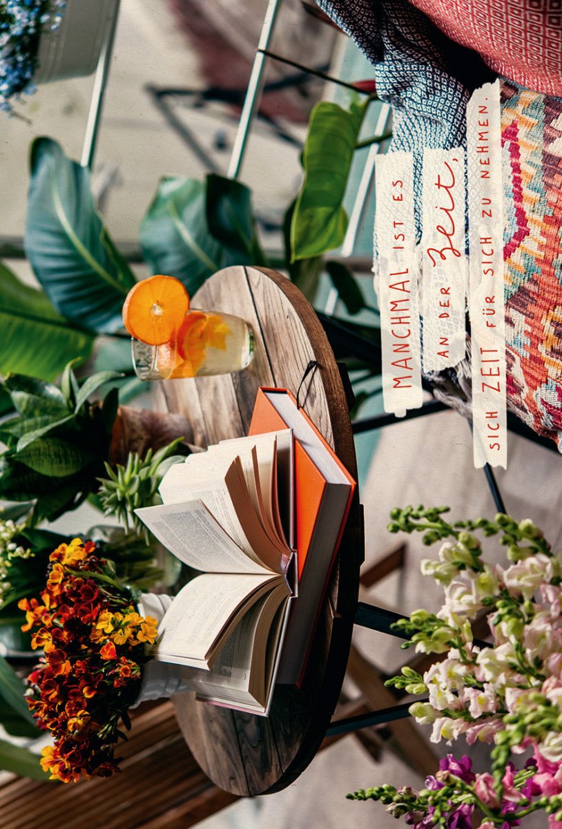 Postkarte Lebensweisheit Zeit nehmen Bücher und Blumen auf Holztisch, Zuckerrohrpapier