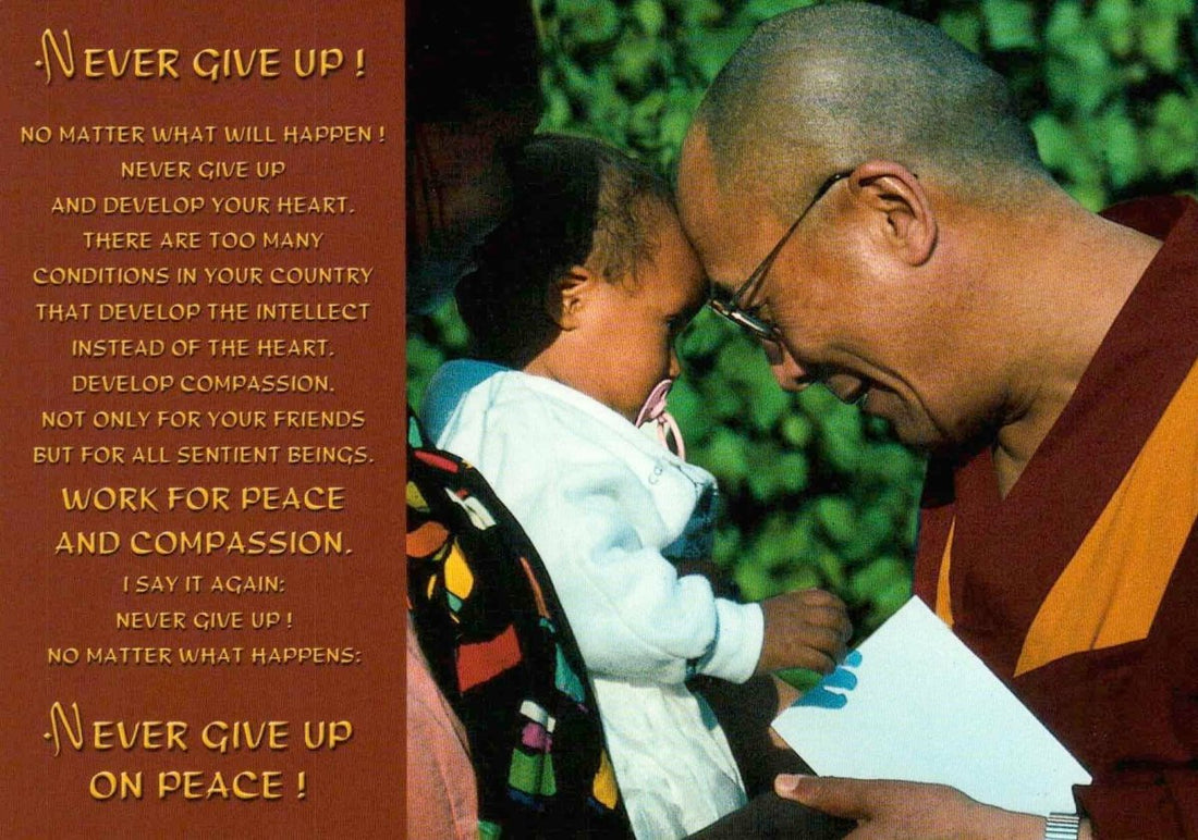 Postkarte spirituell: Dala Lama greeting a child..