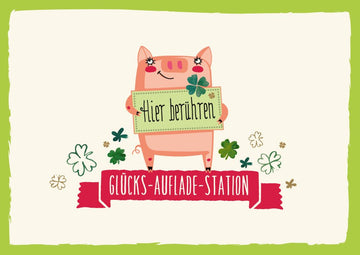 Postkarten Sprüche Glücksbringer Karte mit süßem Schwein und Kleeblättern für Freunde Familie oder Kollegen Humorvolle Aufmunterung mit Glücks - Auflade - Station Design