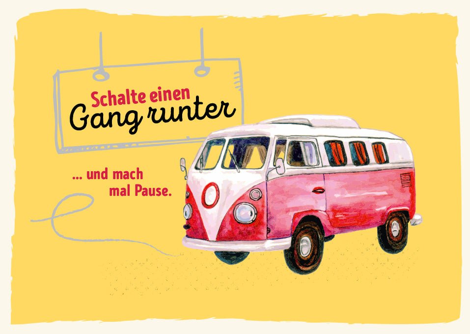 Postkarten Sprüche Schalte einen Gang runter und mach mal Pause Vintage Design mit rotem VW Bus ideal für Entspannung und Auszeitliebhaber Elemente VW Bus Schriftzug gelber Hintergrund