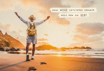 Reise - & Abenteuer - Postkarte: Strand Sonnenuntergang mit Wanderer, Lebensweisheit, Motivation – Umweltfreundliches Zuckerrohrpapier