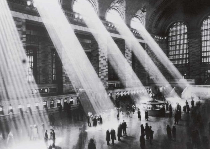 Reise & Architektur Postkarte - Vintage Grand - Central - Station New York, Schwarzweiß Fotografie mit Lichtstrahlen und Menschen