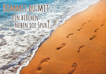 Reise - und Abenteuerlust Postkarte – Inspirierende Sprüche vom Meer, Strand & Natur | Fußspuren im Sand Design | Einladung zur Spontanität & Freundschaft | Kreatives Erlebnis für Urlaub & Auszeit