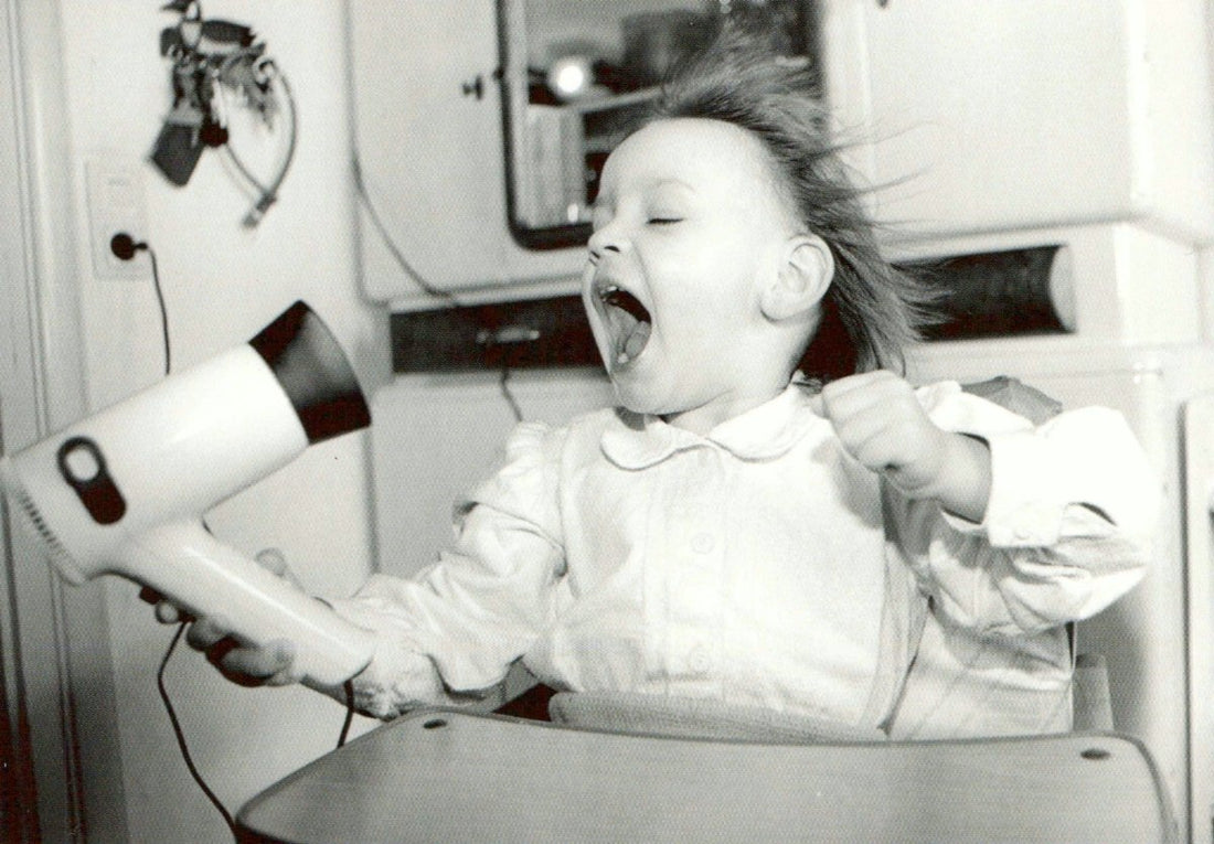 Retro Humor Postkarte - Lustige Schwarzweiß Kinderfotografie im Vintage - Stil | Nostalgisches Geschenk für Sammler & Deko | Unkonventionelle Spaßkarte