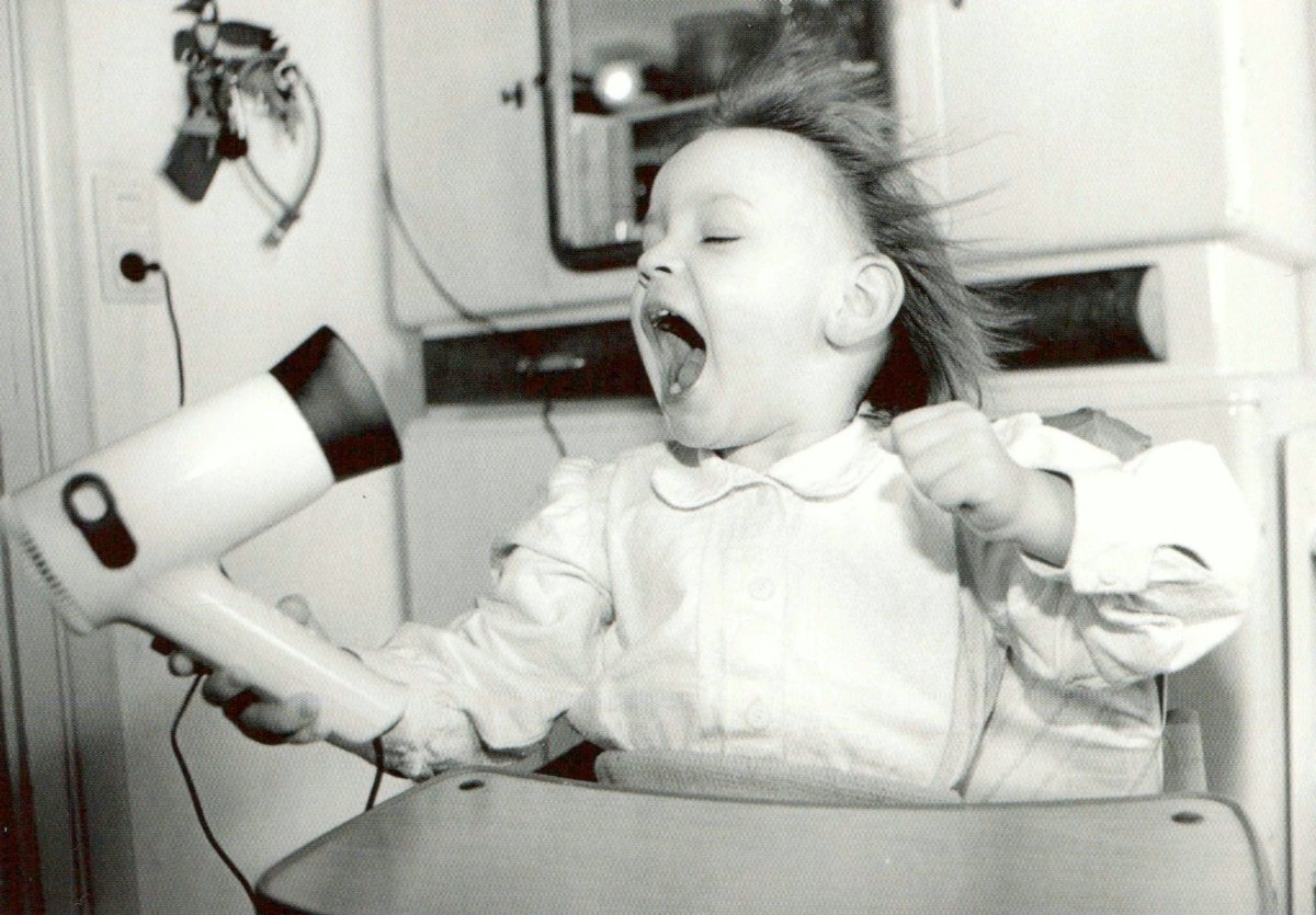 Retro Humor Postkarte - Lustige Schwarzweiß Kinderfotografie im Vintage - Stil | Nostalgisches Geschenk für Sammler & Deko | Unkonventionelle Spaßkarte