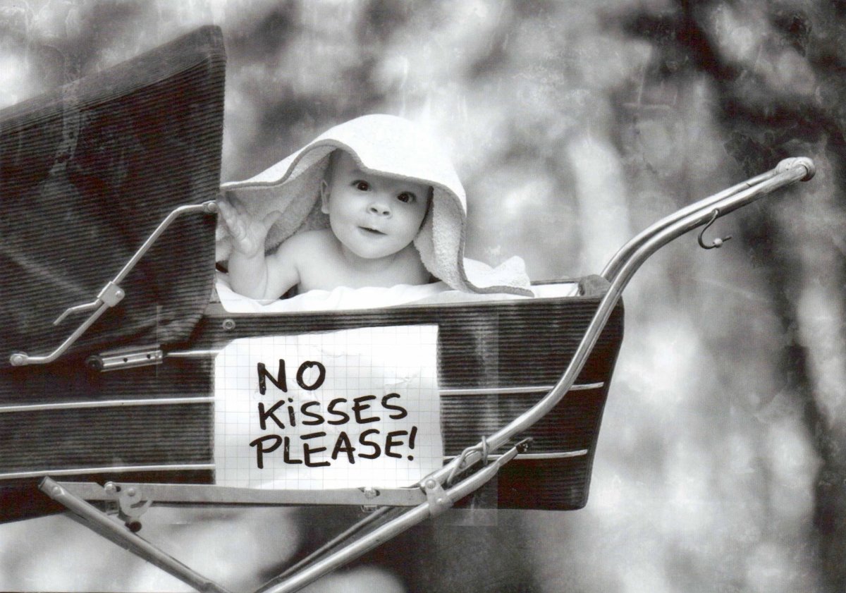 Retro Humor Postkarte – Niedliches Baby im Fahrradkorb, Schwarzweiß Vintage - Fotografie mit "No Kisses Please" Text, Lustiger Hut - Blickfang