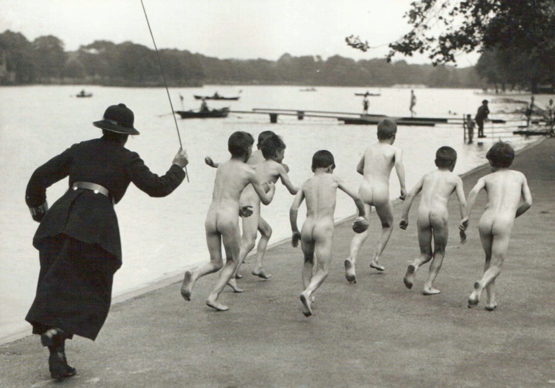 Retro Humor Postkarte - Vintage Schwarz - Weiß Fotografie mit Nostalgie - Flair, Sommer Badespaß am See, Kinder beim Spielen - Unbeschwerte Freiheit, Ideal als Geschenk oder für Sammler & Liebhaber von Kuriositäten
