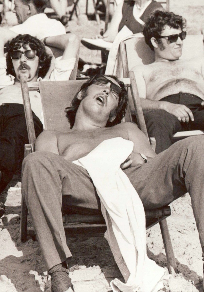 Retro Vintage Strand - Postkarte für Männer | Humorvolle Schwarz - Weiß Fotografie | Nostalgische Sommer Meer Urlaub Karte | Geschenk für Sammler & Liebhaber | Blanko Entspannung am Meer Motiv