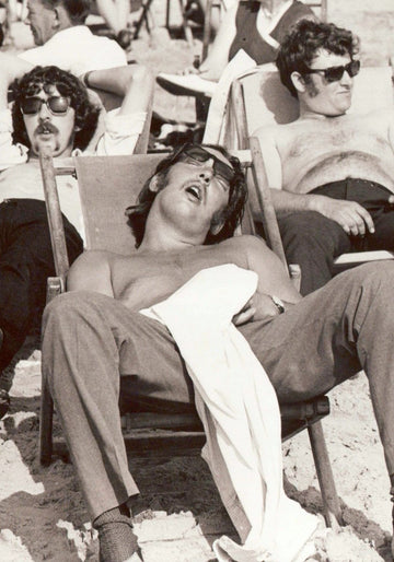 Retro Vintage Strand - Postkarte für Männer | Humorvolle Schwarz - Weiß Fotografie | Nostalgische Sommer Meer Urlaub Karte | Geschenk für Sammler & Liebhaber | Blanko Entspannung am Meer Motiv