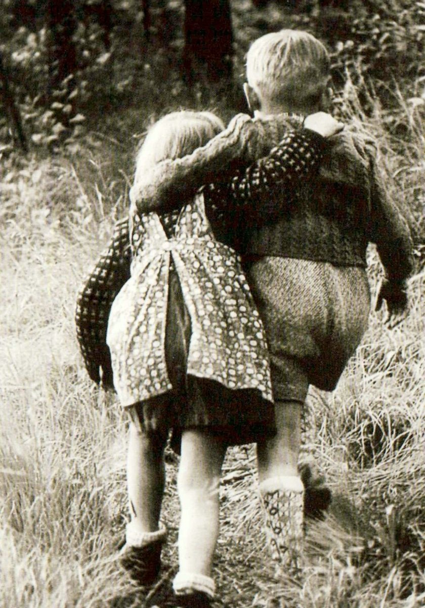 Retrostil Kinderfreundschaft Natur Postkarte – Vintage Schwarzweiß Umarmung, Liebe & Geborgenheit – Nostalgische Erinnerung an Idylle und Frieden, Symbol für Zusammenhalt & Unbeschwertheit