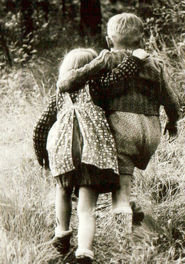 Retrostil Kinderfreundschaft Natur Postkarte – Vintage Schwarzweiß Umarmung, Liebe & Geborgenheit – Nostalgische Erinnerung an Idylle und Frieden, Symbol für Zusammenhalt & Unbeschwertheit