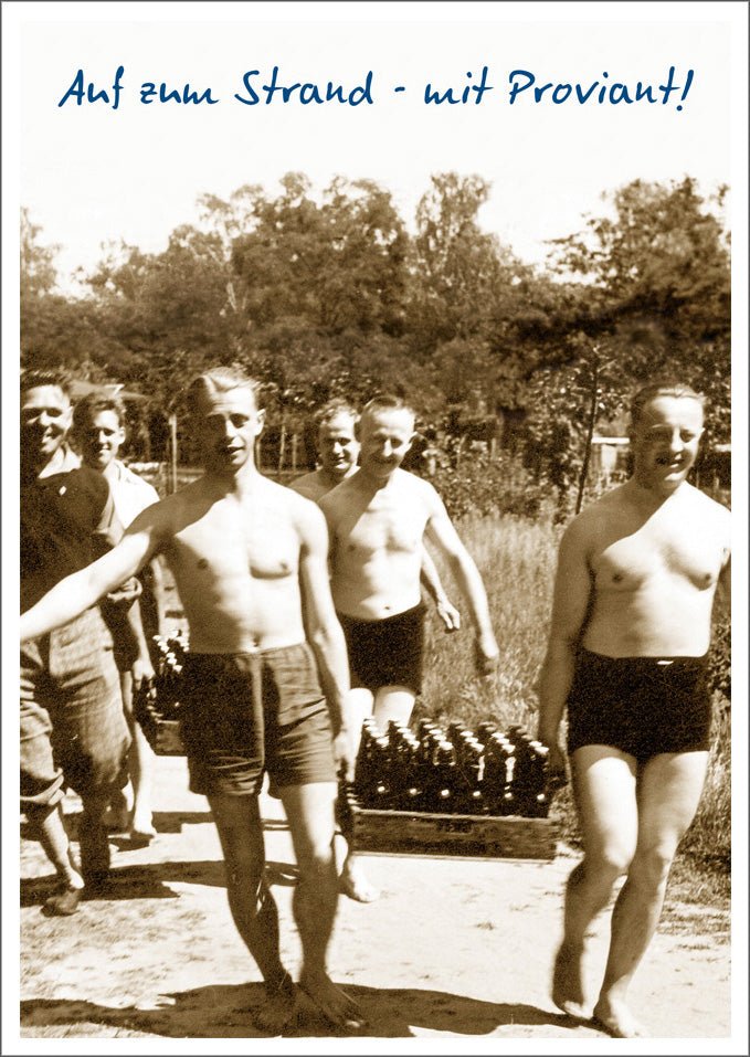 Sommer - & Freundetreffen Postkarte: Lustige Retro - Strandgruppe mit Bier, Schwarz - Weiß Vintage Humor, Sonnenspaß & Nostalgie Witz