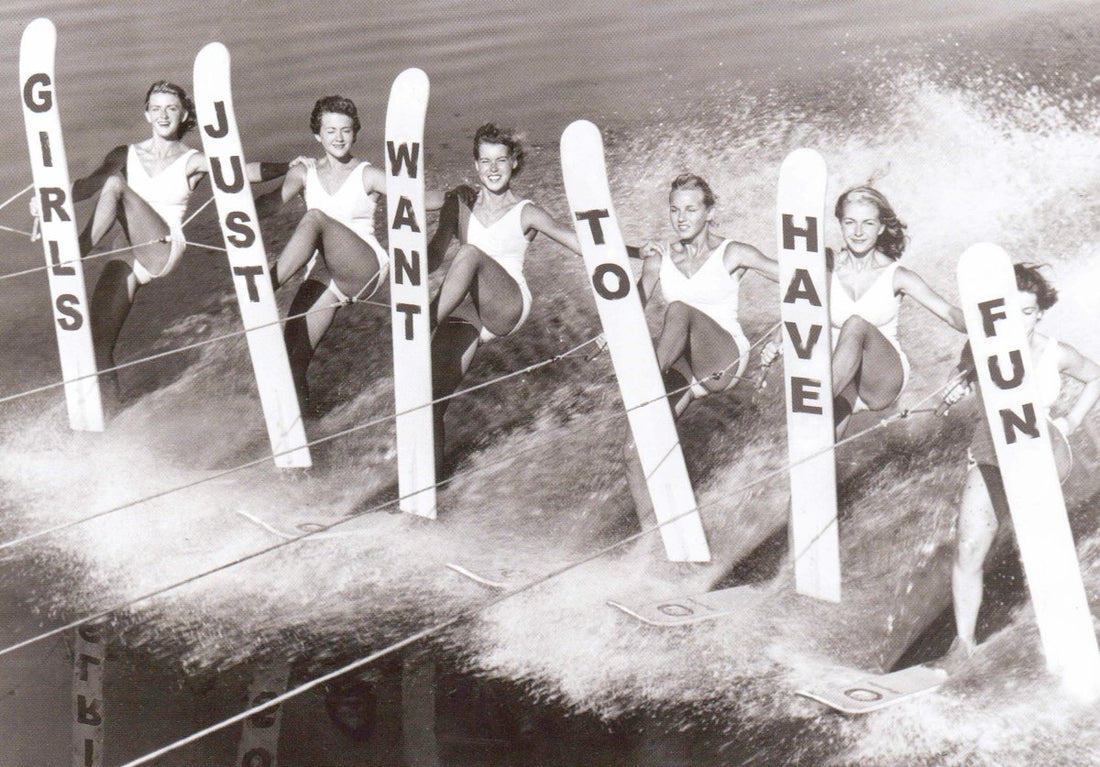 Sommer - Spaß Retro Wasserski Postkarte – Vintage Schwarz - Weiß Nostalgie, Humorvolle Grußkarte für Freundinnen, Gruppenaktivität & Strandgesellschaft, Ideal als Geschenk & Meer - Erinnerung