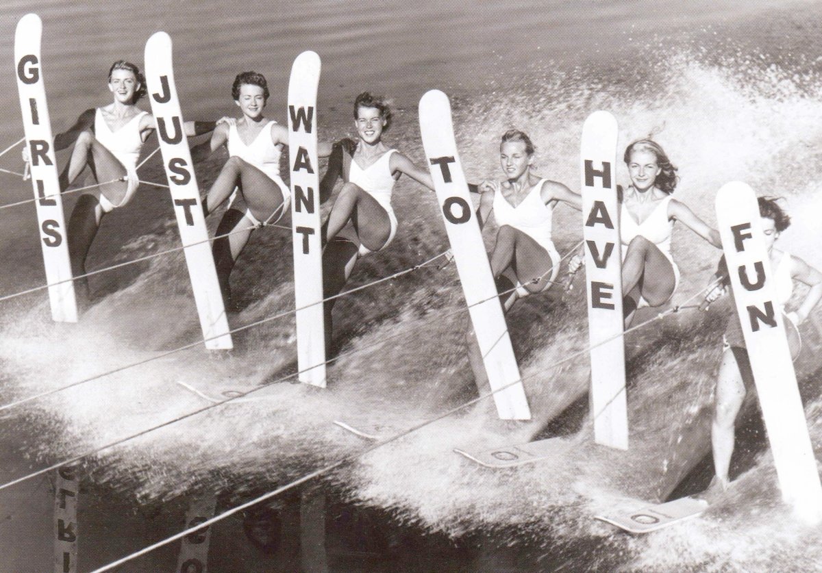 Sommer - Spaß Retro Wasserski Postkarte – Vintage Schwarz - Weiß Nostalgie, Humorvolle Grußkarte für Freundinnen, Gruppenaktivität & Strandgesellschaft, Ideal als Geschenk & Meer - Erinnerung
