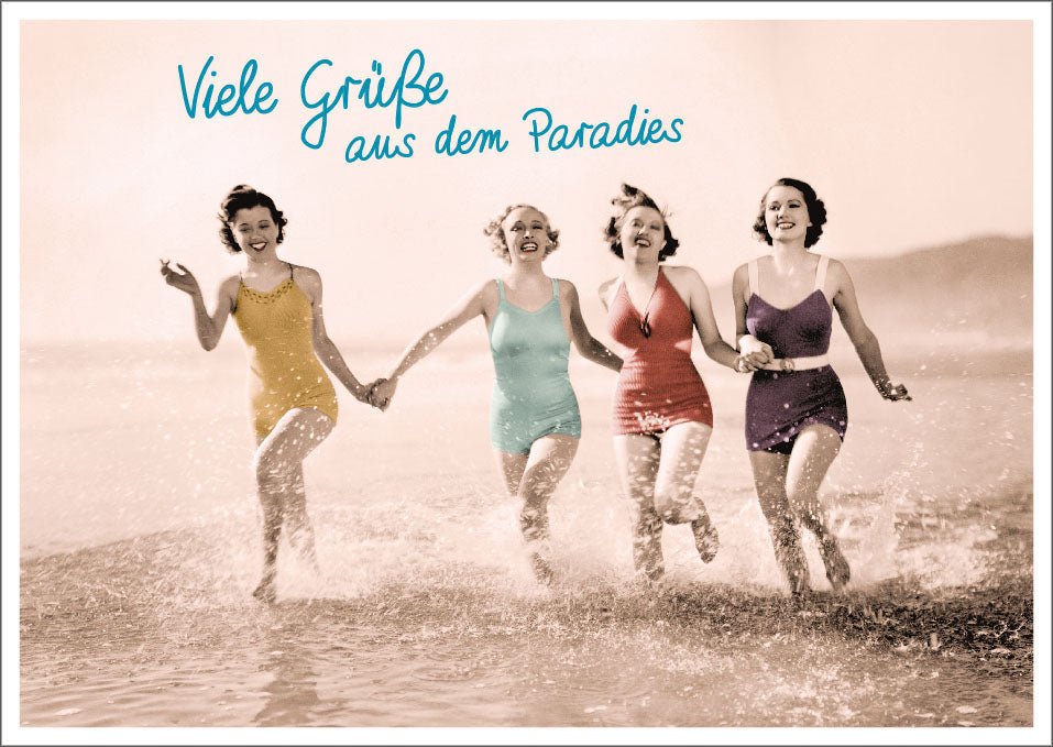 Sommerliche Freundschafts - Postkarte | Retro Strand & Meer Motiv | Vintage Humor mit witzigen Sprüchen | Frauen im Badeanzug | Sepia Urlaubsgruß für Erholung und Heiterkeit