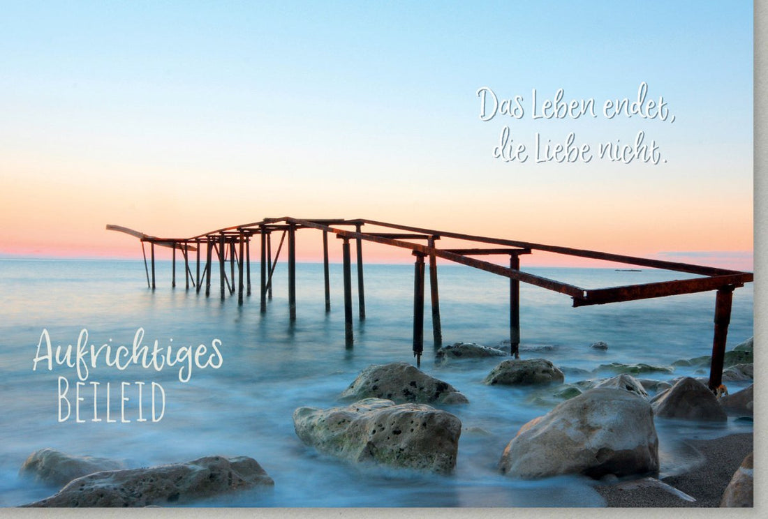 Trauerkarte zum Abschied: Beileid am Meer mit Sonnenuntergang, Steg & Steinen - Anteilnahme & Trost in der Natur