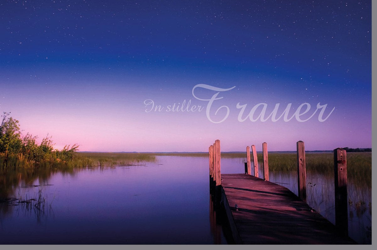 Trauerkarte zur Anteilnahme - Beileidskarte mit Fotomotiv Steg am See, Natur in Stille für Abschied & Gedenken, Lila Himmel in Abenddämmerung - Kondolenzkarte für Angehörige und Freunde, Frieden & Ruhe