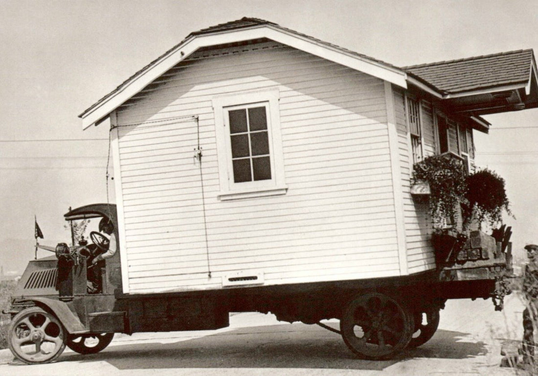 Umzugstag Retro Auto Vintage Postkarte – Historisches Schwarz - Weiß Oldtimer Motiv, Blanko Kuriosität für Sammler und Grüße