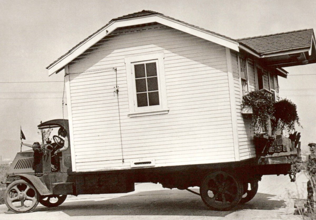 Umzugstag Retro Auto Vintage Postkarte – Historisches Schwarz - Weiß Oldtimer Motiv, Blanko Kuriosität für Sammler und Grüße