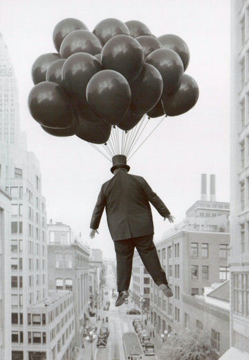 Urban Exploration Vintage Postkarte – Schwarz - Weiß Fotografie mit Schwebendem Mann und Luftballons – Stadtbild Kunst für Sammler, Deko & Geschenk – Kreatives Design für Büro & Kunstliebhaber