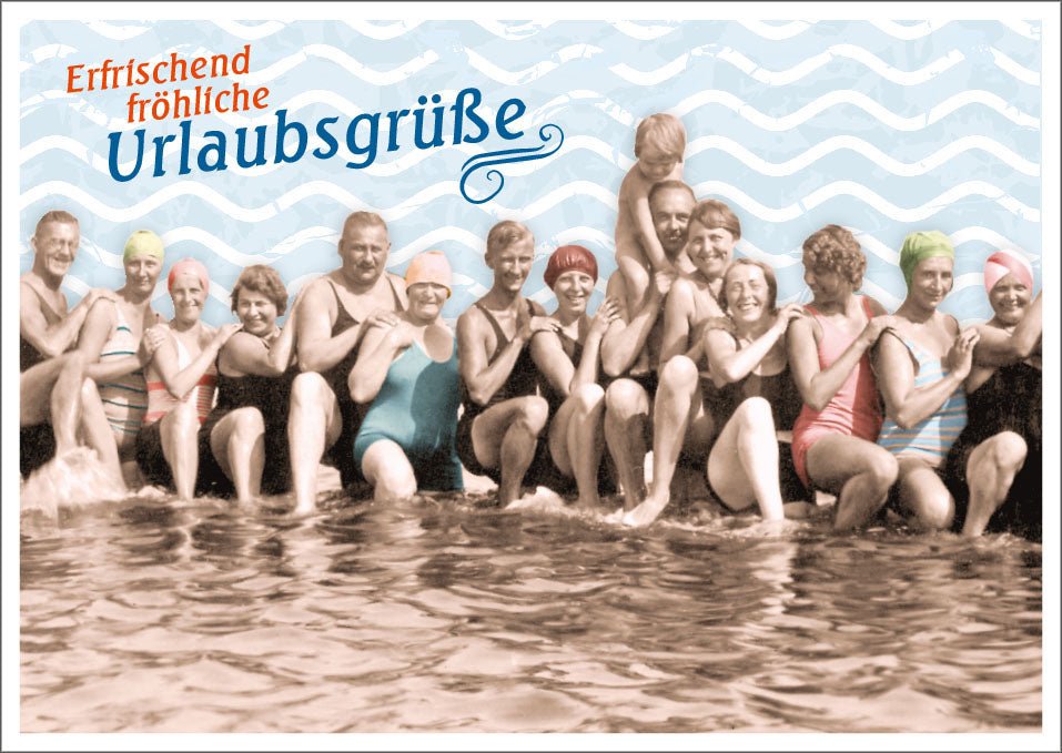 Urlaub & Sommer: Lustige Vintage Postkarte mit Retro Gruppenfoto, Badeanzüge am Meer, Wellenmuster - Fröhliche Erfrischung & Humorvolle für Strandnostalgie
