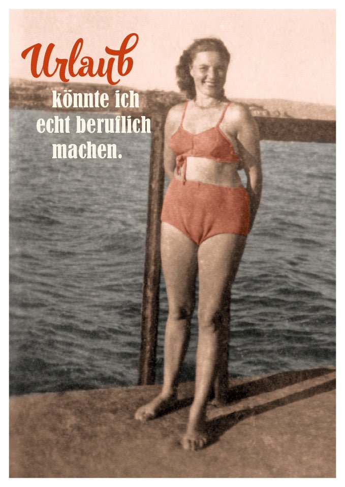 Urlaubsgrüße Postkarte - Witzige Retro Frau im Badeanzug, Lustiger Spruch, Vintage Humor, Entspannung am Meer & Strand Sonnenbaden