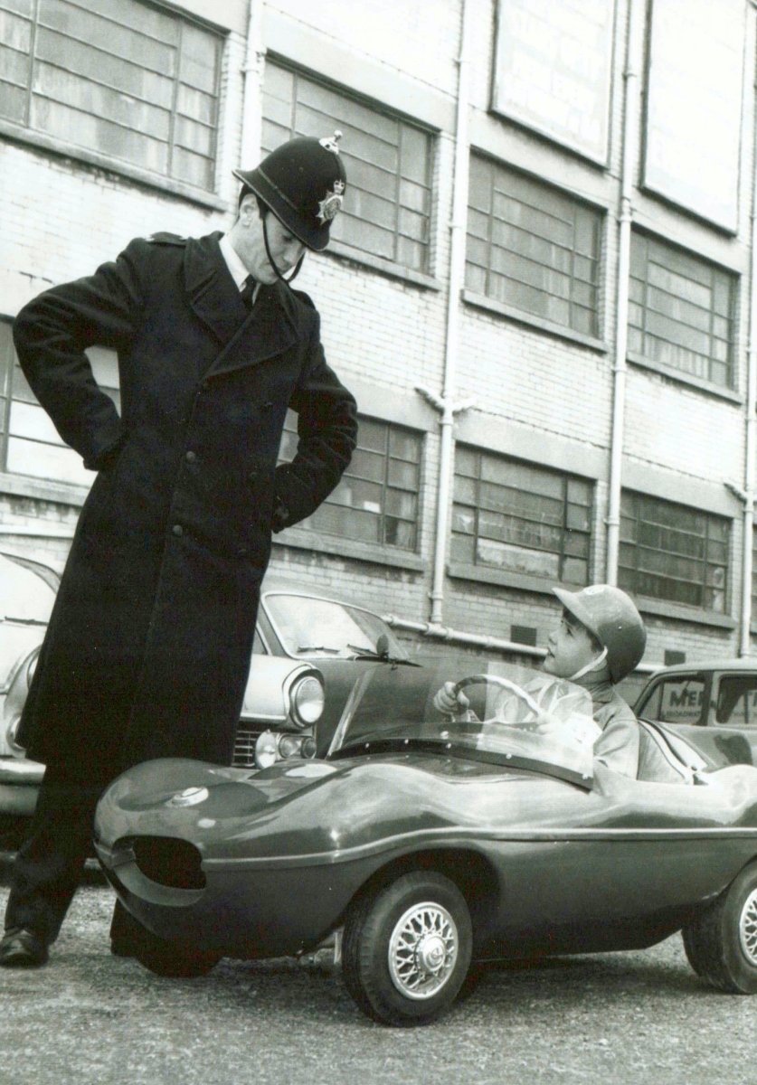 Vintage Humor Postkarte: Schwarz - Weiß Fotografie mit Retro Polizist und Oldtimer, Nostalgische Verkehrskontrollen - Szene, Ideal für Sammler & Deko, Lustiges Miniatur Fahrzeug Design Geschenk