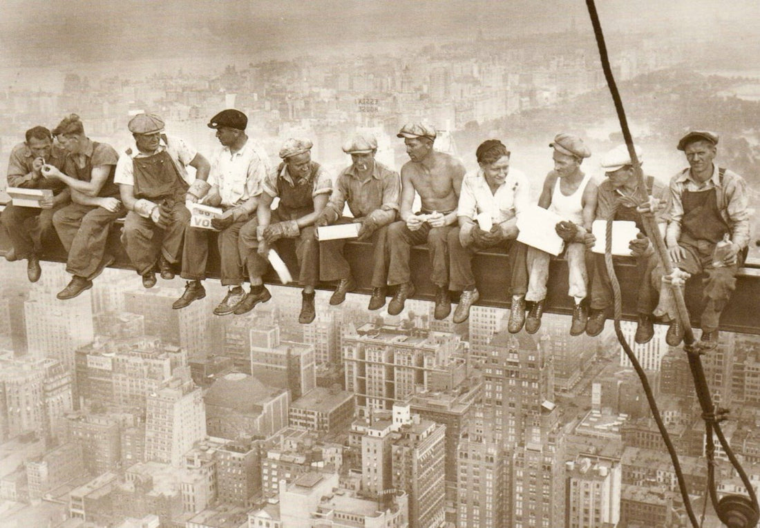Vintage New York City Skyline Postkarte - Retro Bauarbeiter Mittagspause auf Hochhaus, Schwarz - Weiß Fotografie, Urban Architektur Geschichte, Kultige Deko & Geschenk für Sammler und Nostalgie - Liebhaber