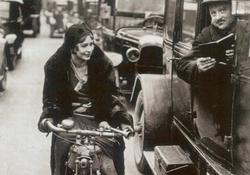 Vintage - Stil Postkarte: Elegante Frau auf Fahrrad - Schwarz - Weiß Retro Fotografie, 20er Jahre Mode & Nostalgie, Städtische Alltagsszene mit Hut und Gespräch - Ideal für Sammler & Kommunikation