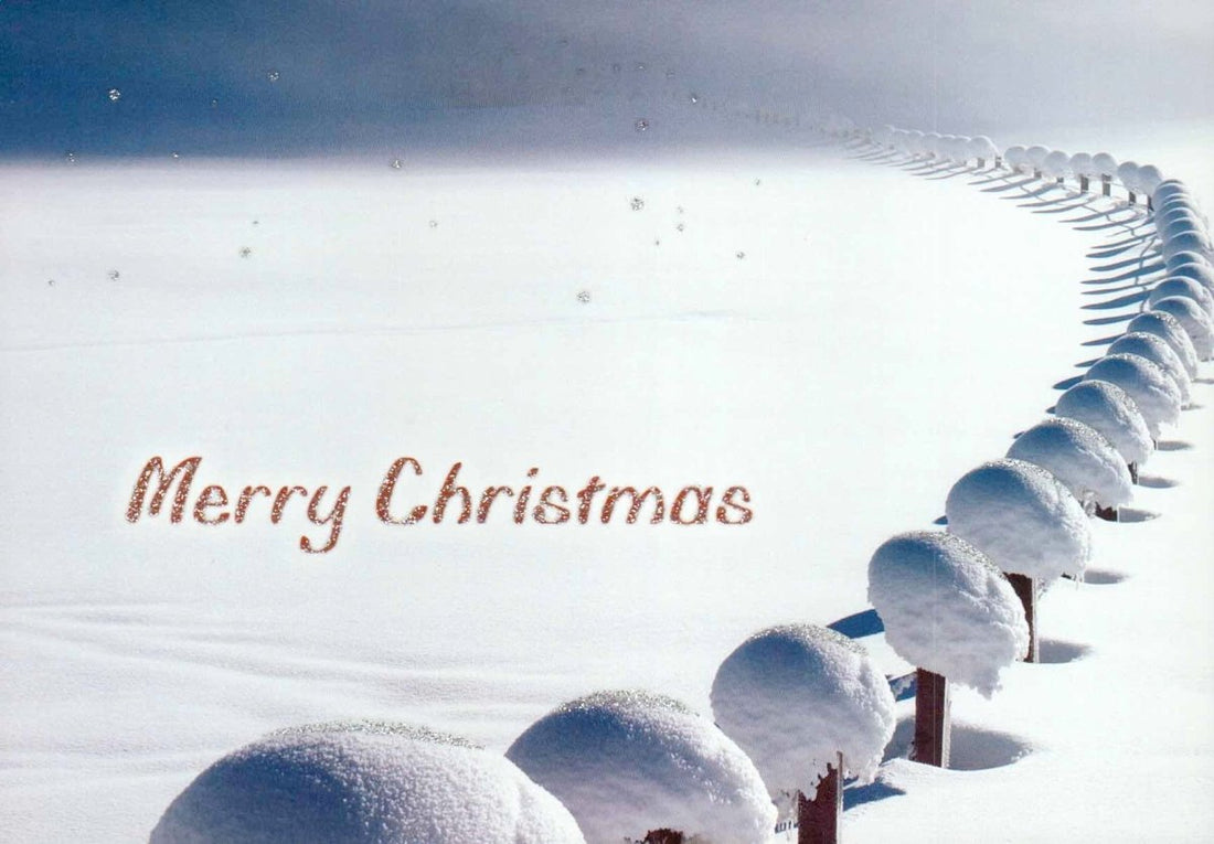 Weihnachtsgruß mit Zauber: Schneebedeckter Holzzaun, Merry Christmas Postkarte, Winterlandschaft & Festtagsgrüße