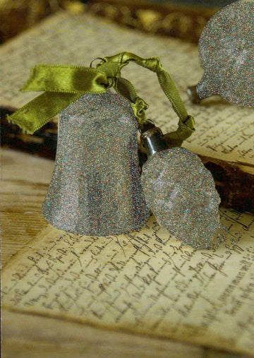 Weihnachtskarte mit Glitzer - Glocken, Schleife & Vintage Handschrift auf Holz - Hintergrund – Festliche Traditionelle Dekoration