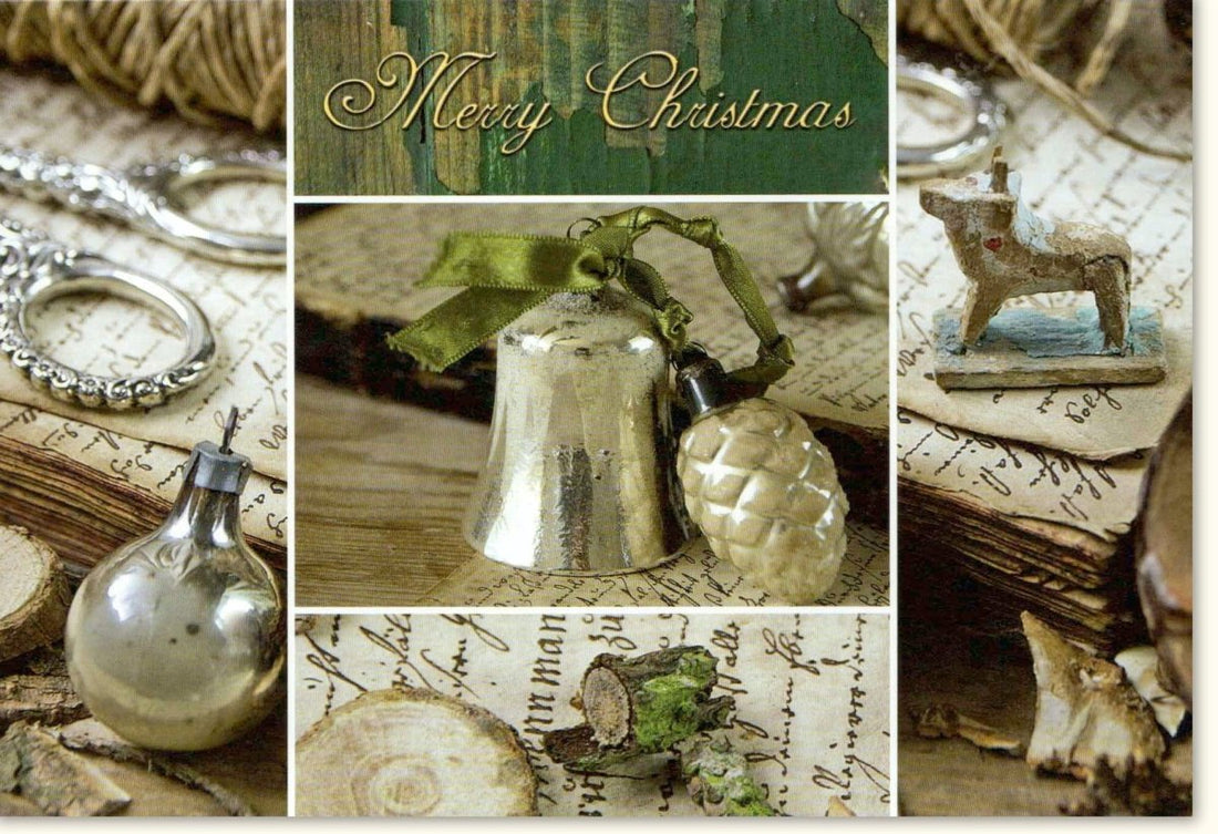 Weihnachtskarte Traditionell - Festliche Doppelkarte mit Vintage Schriftzug "Merry Christmas", Glöckchen, Tannenzapfen & Holzdekor - Retro Weihnachten Grußkarte für die Feiertage, Winter Saisonal