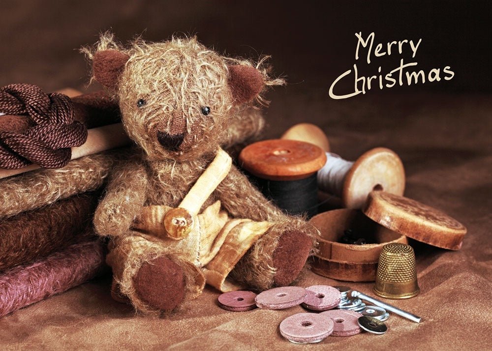 Weihnachtspostkarte Teddybär mit Hose: Merry Christmas