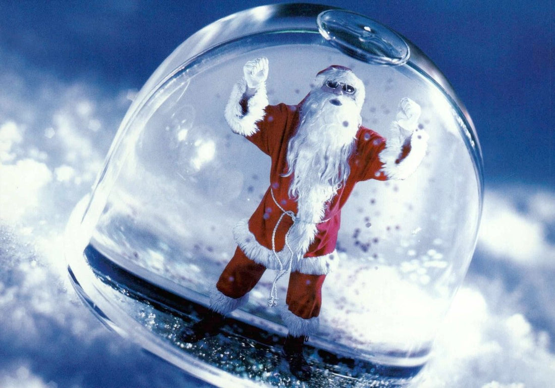 Weihnachtspostkarte Weihnachtsmann in Kugel